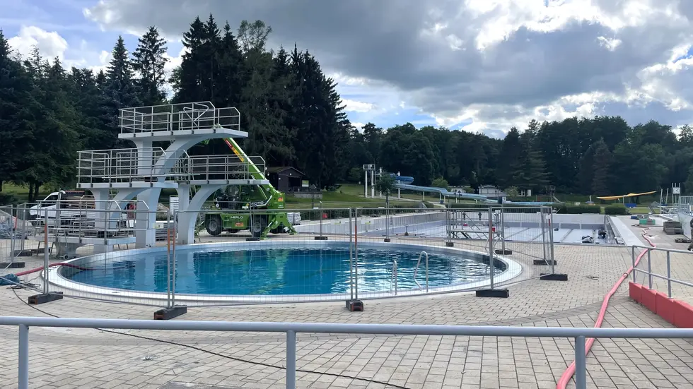 Springer- und Schwimmerbecken am Dienstagnachmittag Springer- und Schwimmerbecken am Dienstagnachmittag