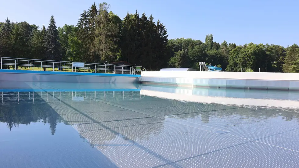 Auch Wellen- und Nichtschwimmerbecken wurden verkleidet...