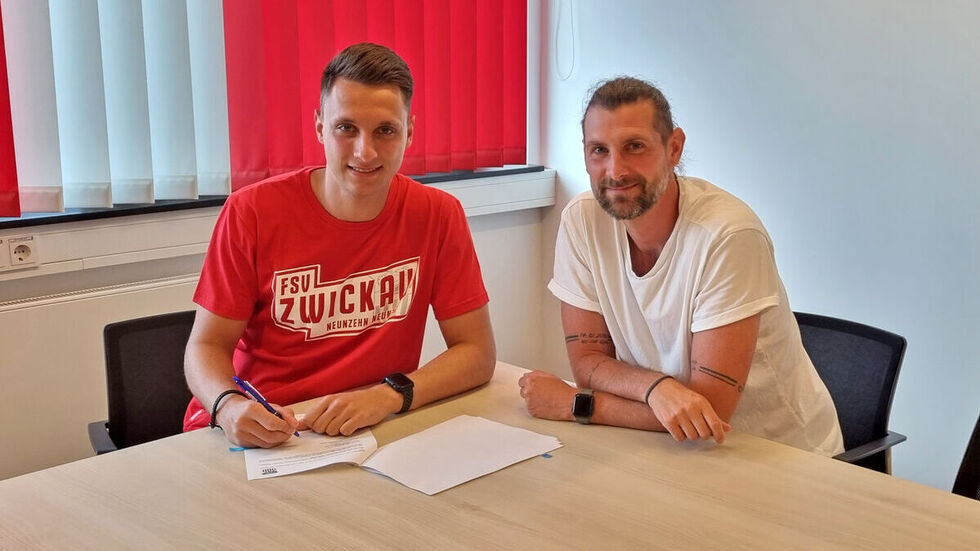 Lucas Hiemann und Sportdirektor Robin Lenk bei der Vertragsunterzeichnung. 