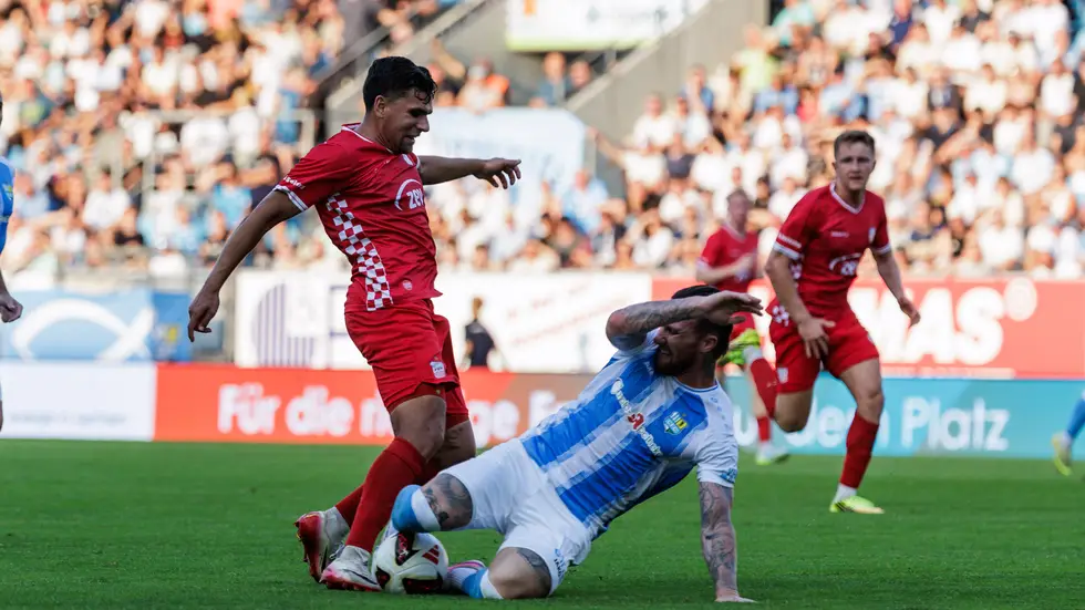FSV-Spieler Cemal Sezer im Zweikampf gegen Jan Löhmannsröben (Chemnitz) FSV-Spieler Cemal Sezer im Zweikampf gegen Jan Löhmannsröben (Chemnitz)