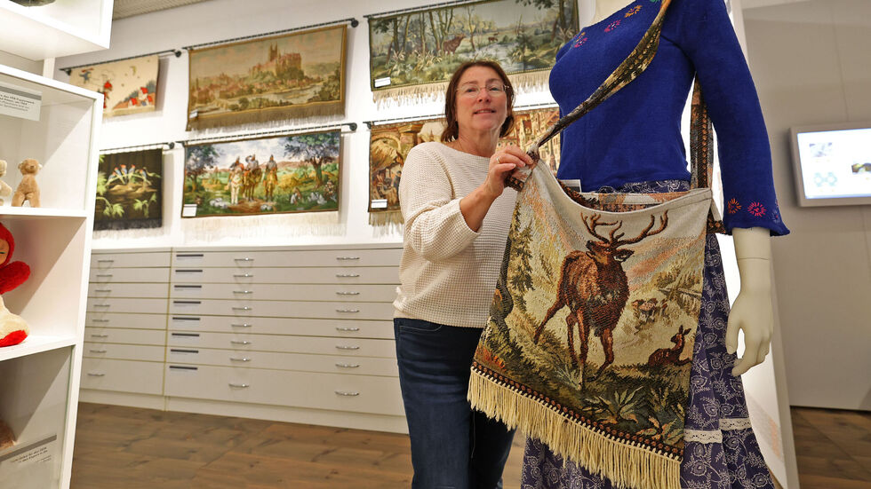 Museumsleiterin Marina Palm mit einen Hirschbeutel 