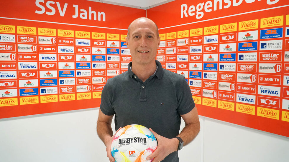 Joe Enochs hat bei Zweitligist SSV Jahn Regensburg einen Vertrag für die kommende Saison bis Ende Juni 2024 unterschrieben. Joe Enochs hat bei Zweitligist SSV Jahn Regensburg einen Vertrag für die kommende Saison bis Ende Juni 2024 unterschrieben.