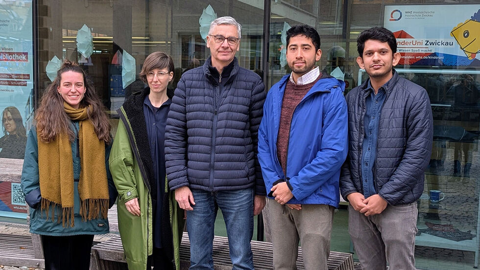 Projektleiterin Prof. Katharina Jebsen-Plättner (2.v.l.), Prof. Dr. rer. nat. Hardy Müller (Mitte) und drei Nachwuchsforscher des Projektteams "ConFiTex" Projektleiterin Prof. Katharina Jebsen-Plättner (2.v.l.), Prof. Dr. rer. nat. Hardy Müller (Mitte) und drei Nachwuchsforscher des Projektteams "ConFiTex"