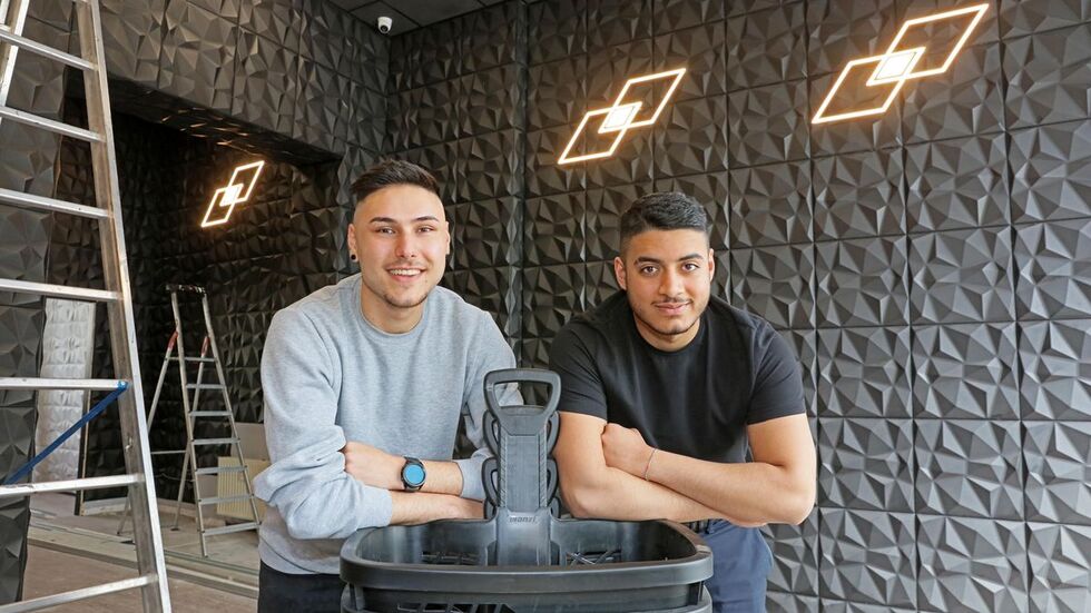 Karoj Roshan (l.) und Mitarbeiter Suminder Lothia im künftigen "Twenty4seveN"-Shop an der Schumannstraße.