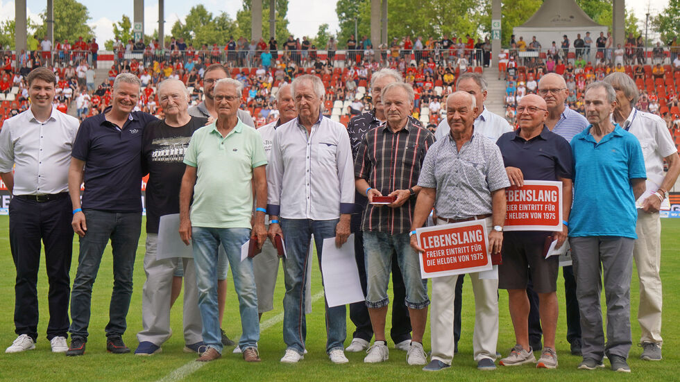 Die gewürdigten Ex-Spieler mit einigen Verantwortlichen des FSV Zwickau (u.a. Geschäftsführer André Beuchold links)