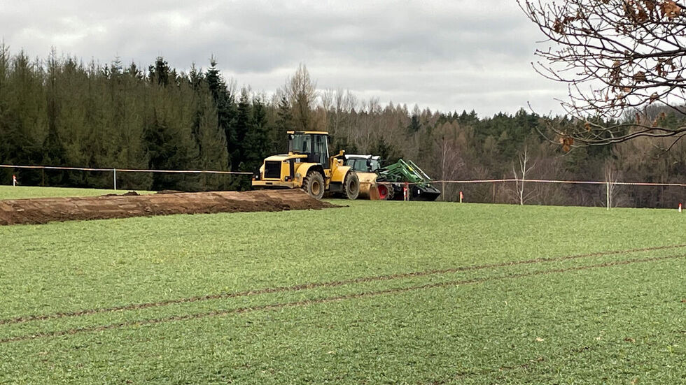Radlader, Absperrband, Traktor - am Grundstück von Friedrich Günther ist aktuell Schluss mit den Arbeiten an der Baustellenzufahrt.