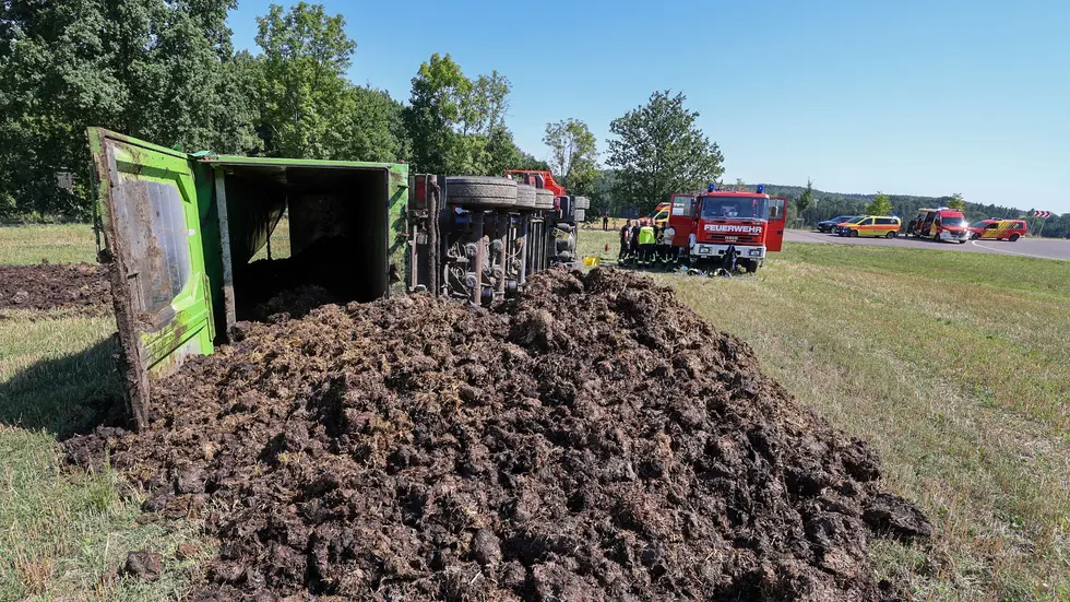 Der Lkw hatte Kuhmist geladen. Der Lkw hatte Kuhmist geladen.