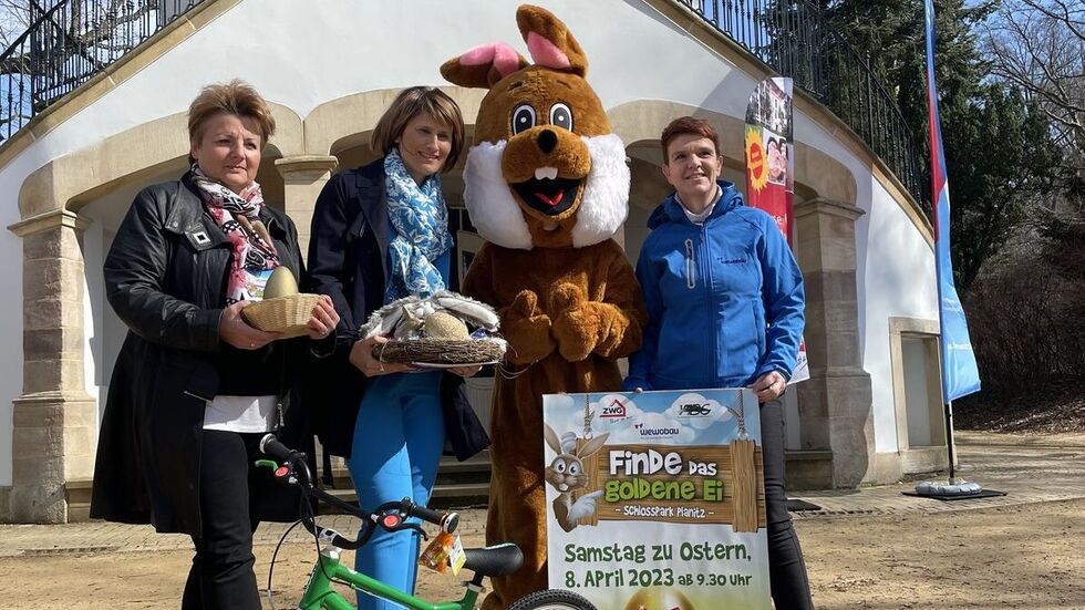V.l.n.r.: Manuela Stengel (WBG Zwickau-Land), Diana Hübner (ZWG) und Kathleen Uhlig (Wewobau) haben die Ostereiersuche diese Woche im Schlosspark angekündigt. V.l.n.r.: Manuela Stengel (WBG Zwickau-Land), Diana Hübner (ZWG) und Kathleen Uhlig (Wewobau) haben die Ostereiersuche diese Woche im Schlosspark angekündigt.
