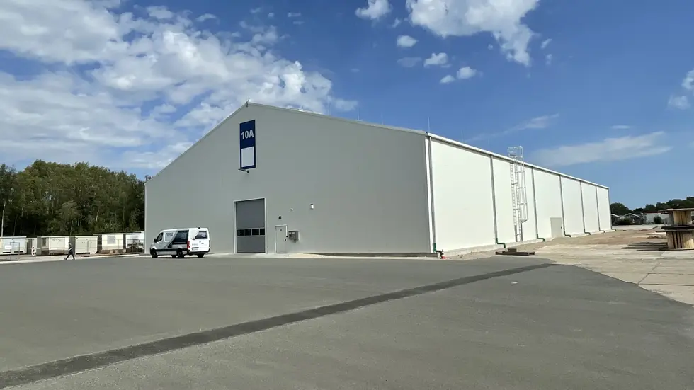 Die erste neue Halle seit Jahrzehnten auf dem früheren Hüttengelände Die erste neue Halle seit Jahrzehnten auf dem früheren Hüttengelände