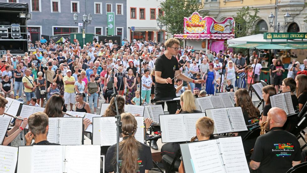 Das Sinfonische Blasorchester des Jugendblasorchester Zwickau begleitet den offiziellen Startschuss u. a. mit Rock-Klassikern.  Das Sinfonische Blasorchester des Jugendblasorchester Zwickau begleitet den offiziellen Startschuss u. a. mit Rock-Klassikern.