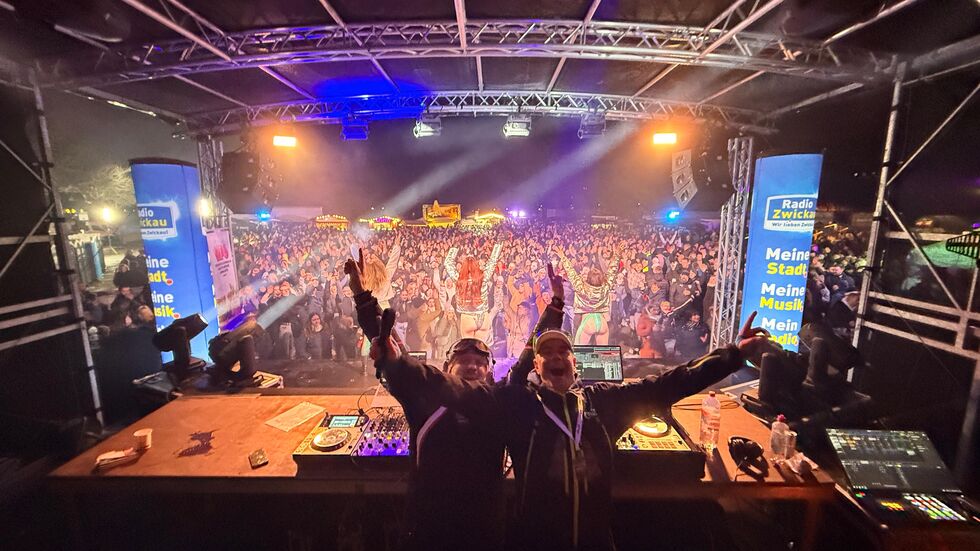 Hunderte feiern Après Ski auch ohne Schnee.