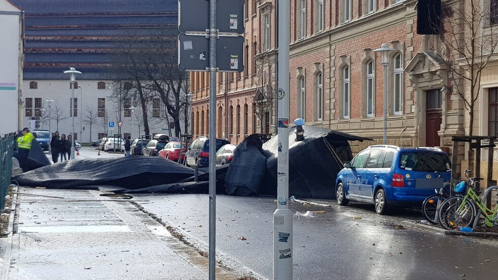 Das Dach des Oblatenklosters in der Schloßstraße wurde teilweise abgedeckt. © privat Das Dach des Oblatenklosters in der Schloßstraße wurde teilweise abgedeckt. © privat