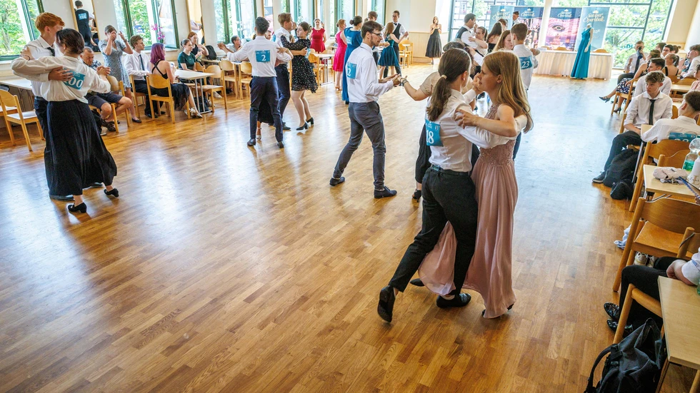 Beim Casting müssen sich die jungen Tanzpaare im Wiener Walzer beweisen