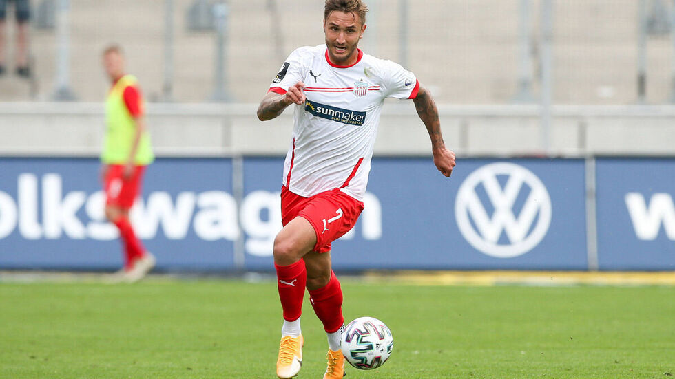 Felix Drinkuth legt sich den Ball zurecht. © imago images/ picture point