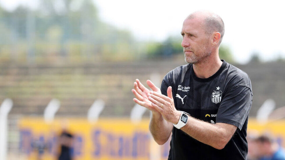 Joe Enochs sucht noch einen Stürmer. © imago