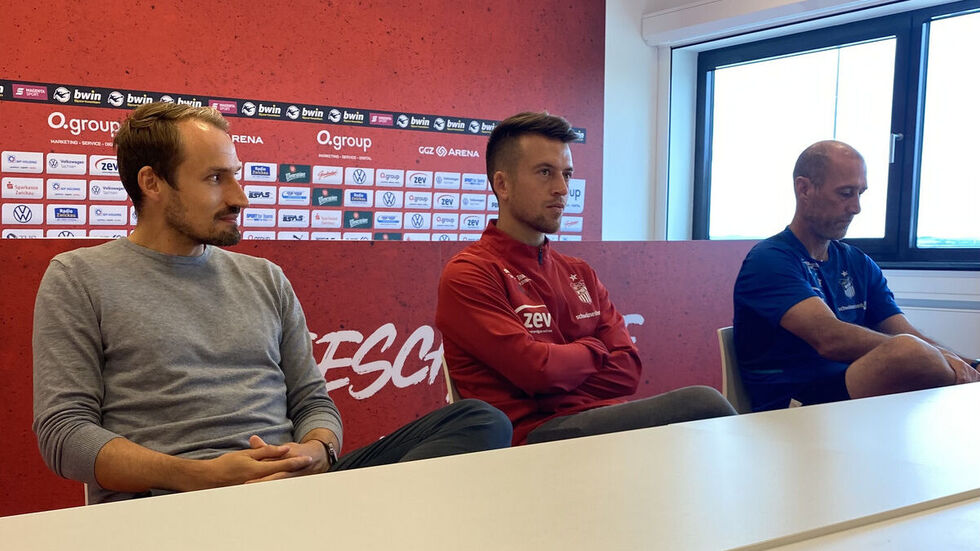 v.l. Toni Wachsmuth (re.), Patrick Göbel und Joe Enochs bei der Pressekonferenz zum Spiel gegen Braunschweig. 
