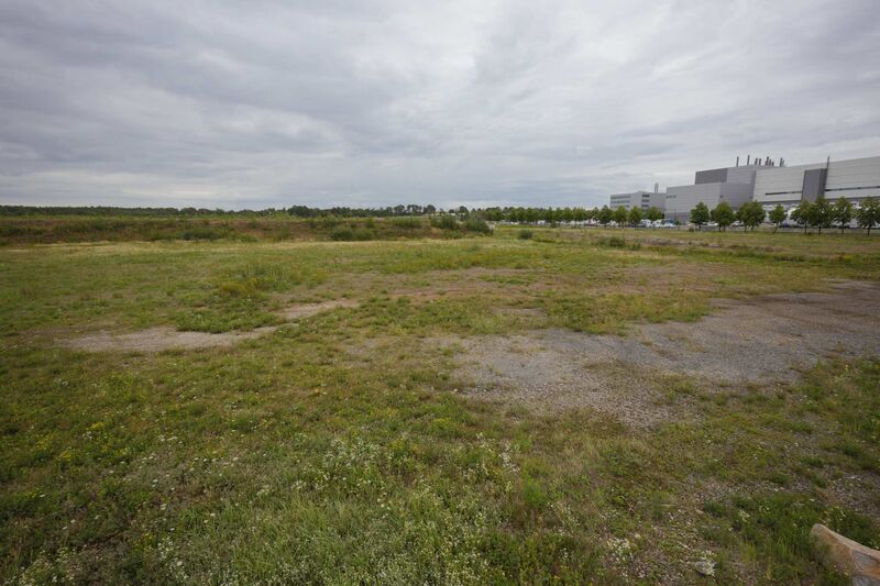 Hinter dem großem Bosch-Werk im Dresdner Airportpark soll das Werk entstehen.