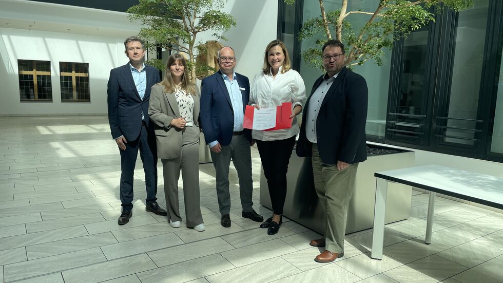 Foto am Tag 1 der Bürgerstiftung Zwickau – Oberbürgermeisterin Constance Arndt mit der Stiftungsurkunde, links neben ihr Ralf Uthe vom Vorstand der Sparkasse, Baubürgermeisterin Silvia Queck und Jörg Winefeld von der Sparkasse (von innen nach außen), rechts Finanzbürgermeister Sebastian Lasch. 
