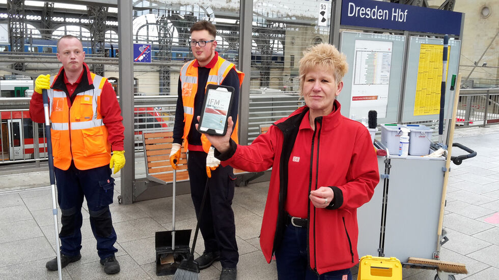 Steffen Rütter, Alexander Bock und Elisabeth Schüssler putzen den Bahnhof nach WhatsApp.