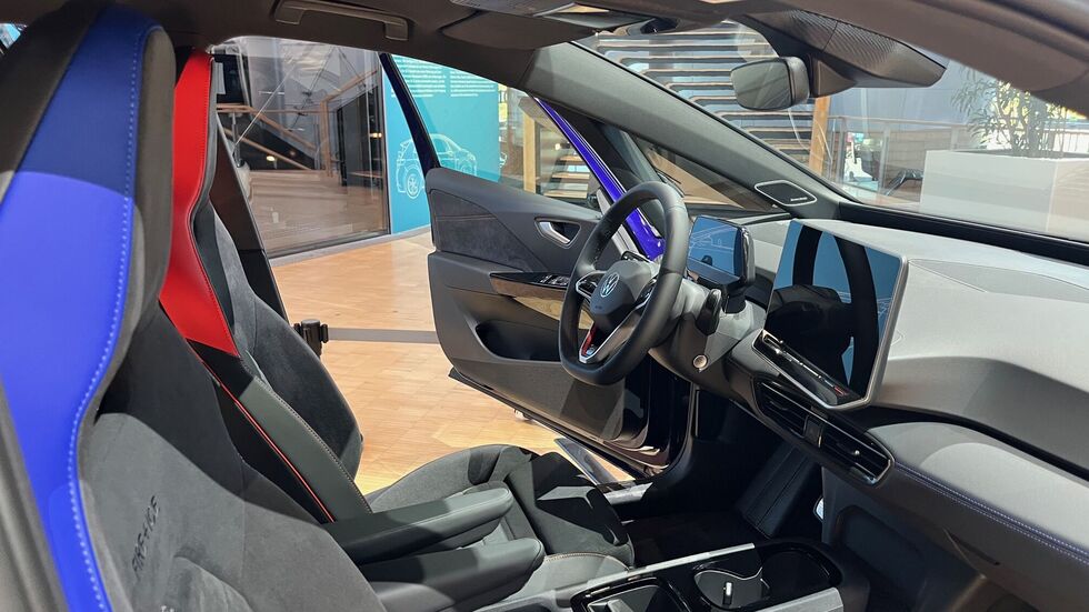 Für die Sonderedition "Fire + Ice" wurde am und im Auto mit den Farben rot und blau gespielt