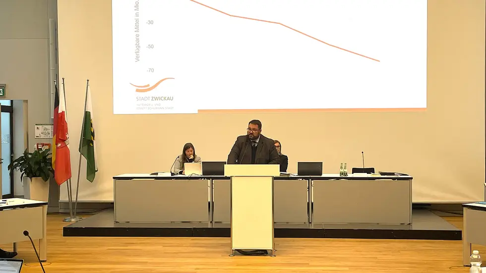 Sebastian Lasch stellt den Entwurf für Doppelhaushalt 27/28 vor.