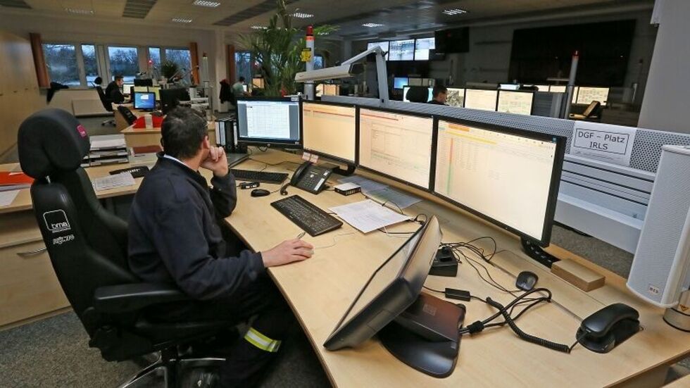 In der Zwickauer Rettungsleitstelle werden die Einsätze koordiniert. © Ralph Köhler In der Zwickauer Rettungsleitstelle werden die Einsätze koordiniert. © Ralph Köhler