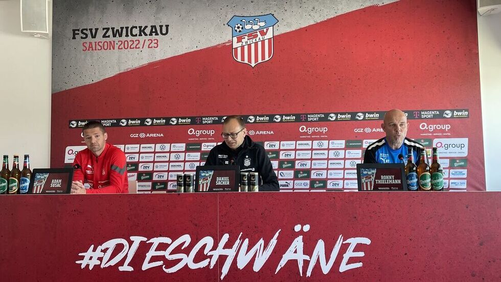 Adam Susac, Daniel Sacher, Ronny Thielemann bei der letzten Spieltags-PK. Adam Susac, Daniel Sacher, Ronny Thielemann bei der letzten Spieltags-PK.