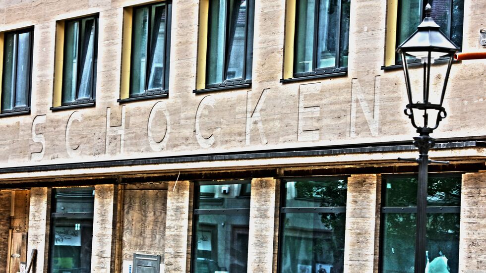 In Großbuchstaben ist wieder der Schriftzug "Schocken" zu lesen.
