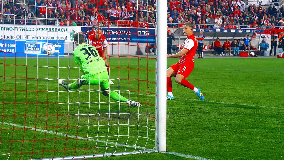 Theo Martens bringt den FSV in Führung. Theo Martens bringt den FSV in Führung.