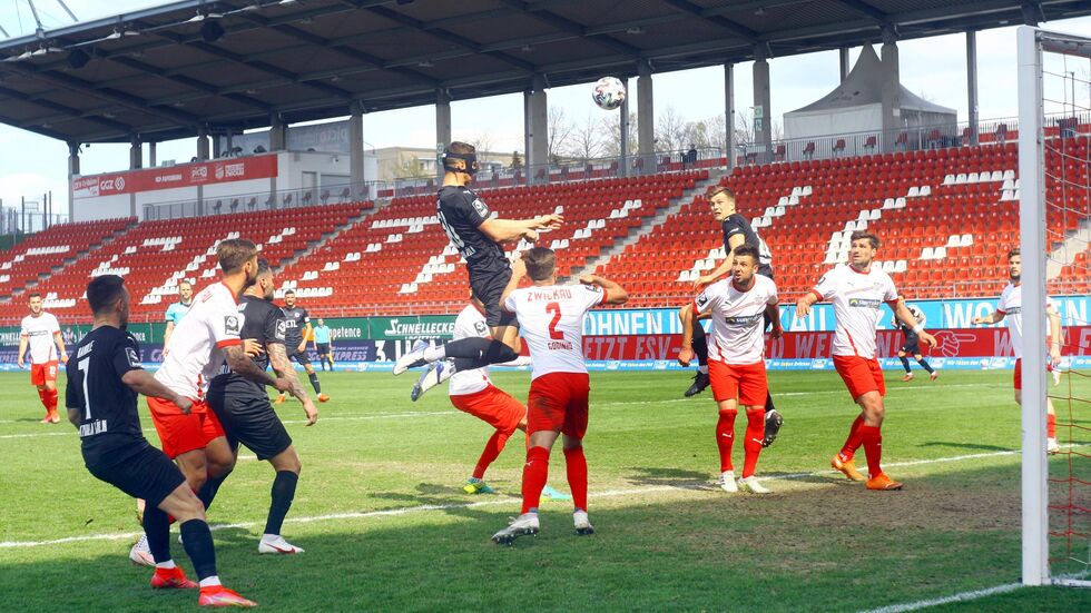 Kölns Michael Schultz trifft per Kopf zum 0:2 aus Sicht des FSV Zwickau.