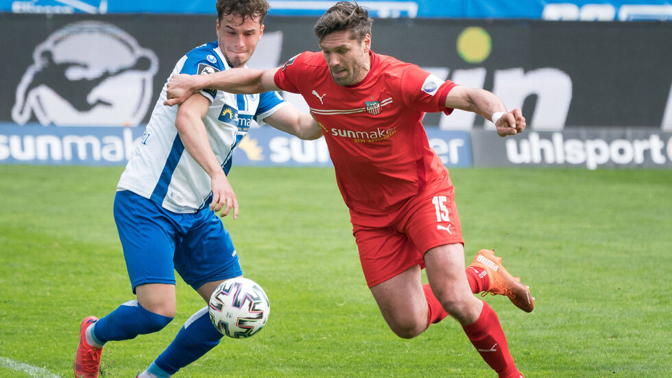 Magdeburgs Adrian Malachowski versucht FSV-Stürmer Ronny König vom Ball zu trennen