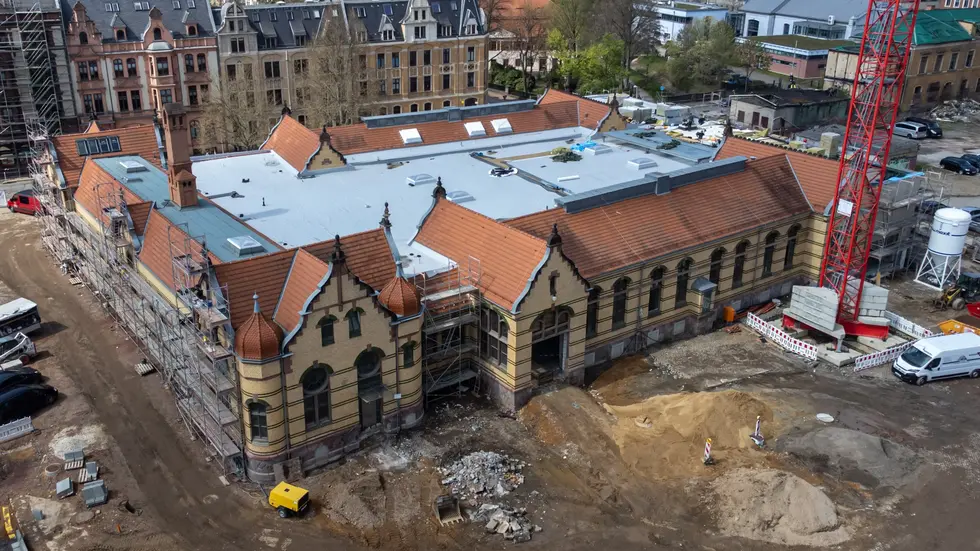 Die Arbeiten an der Gebäudehülle und am Dach sind abgeschlossen.
