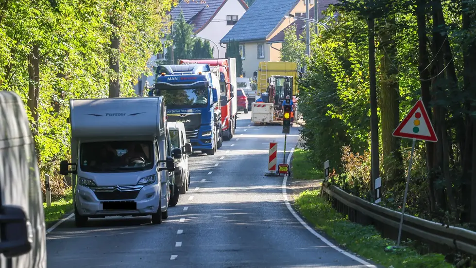 Nach dem Unfall staute sich der Verkehr auf der B 175. Nach dem Unfall staute sich der Verkehr auf der B 175.