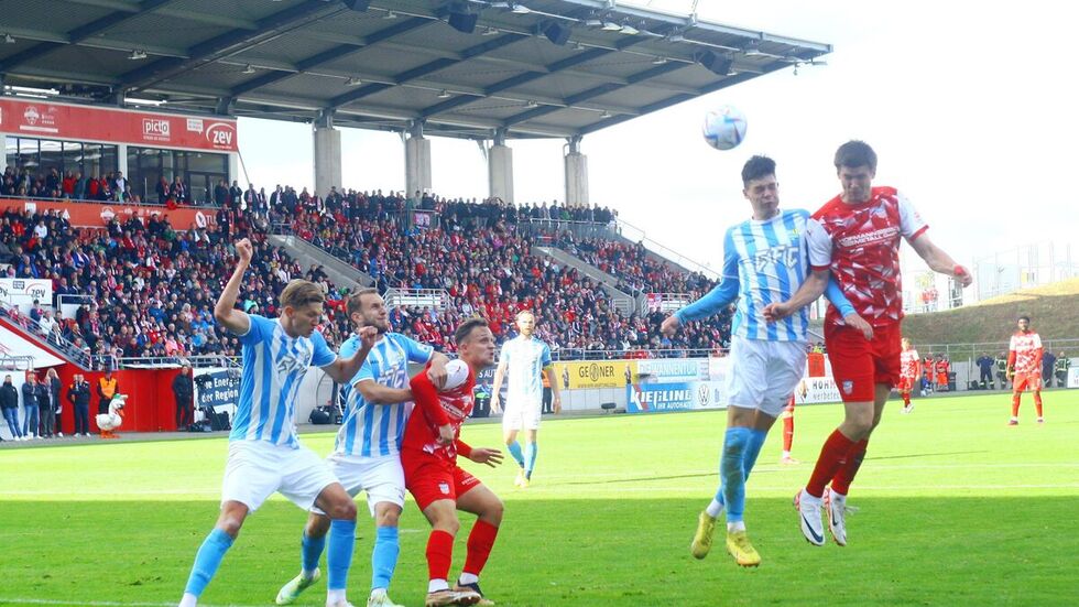 Sonny Ziemer (rechts) im Kopfballduell mit Niclas Walther.