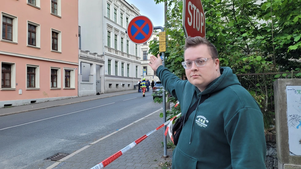 Anwohner Philipp Skorka zeigt auf seine Wohnung ganz in der Nähe des eingestürzten Hauses: "Es gab einen großen Knall.Ich hörte Frauen und Männer schreien." Anwohner Philipp Skorka zeigt auf seine Wohnung ganz in der Nähe des eingestürzten Hauses: "Es gab einen großen Knall.Ich hörte Frauen und Männer schreien."