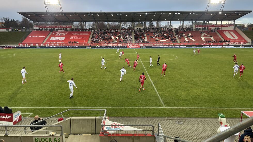 GGZ-Arena am 3. Advent: Rot gegen Weiß, FSV Zwickau gegen FC Eilenburg GGZ-Arena am 3. Advent: Rot gegen Weiß, FSV Zwickau gegen FC Eilenburg