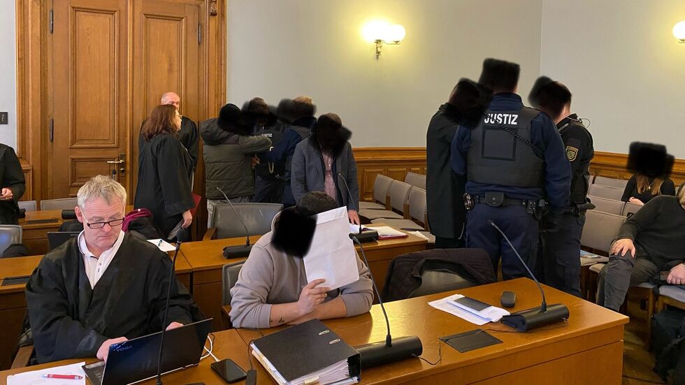 Drei der fünf Angeklagten wurden von Justizvollzugsbeamten in Handschellen vorgeführt. Drei der fünf Angeklagten wurden von Justizvollzugsbeamten in Handschellen vorgeführt.