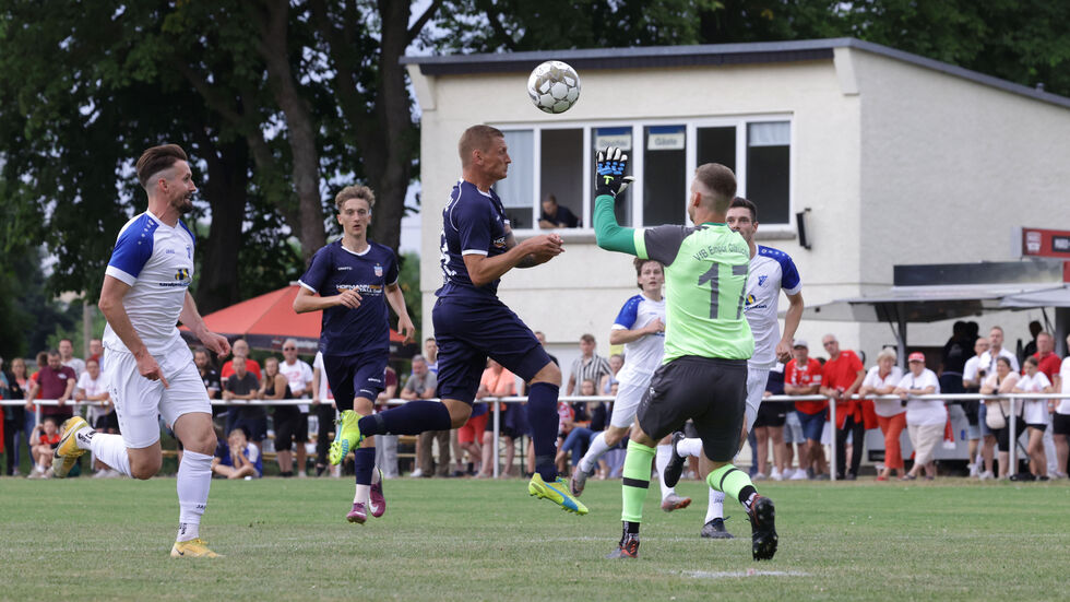 Marc-Philipp Zimmermann steigt zum Kopfball auf. 