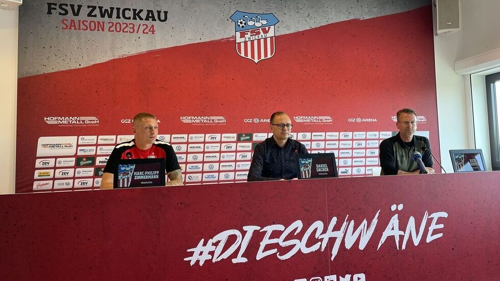 Marc-Phillip Zimmermann, Daniel Sacher und Rico Schmitt bei der Spieltags-PK.