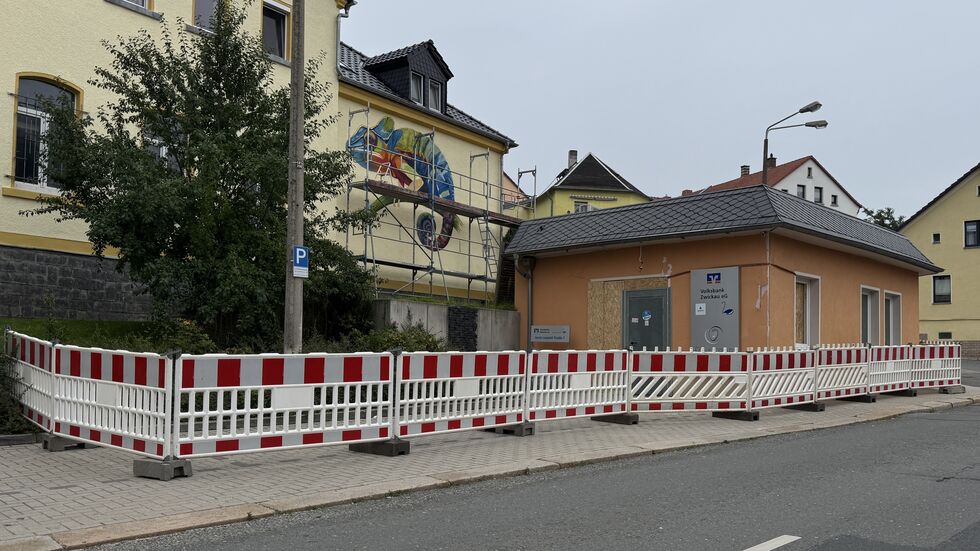 Das beschädigte Gebäude der Volksbank wurde abgesperrt. 