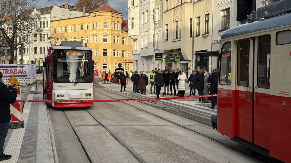 Zur Freigabe der Strecke haben sich zwei Bahnen der SVZ an der neuen Georgenplatz-Haltestelle getroffen.