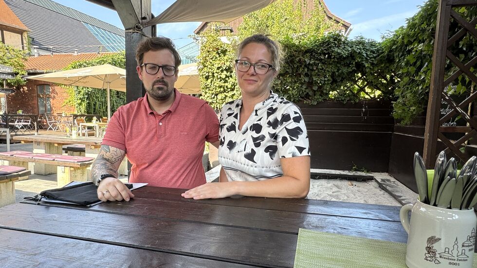 Sebastian und Sarah Scherck im Biergarten des Brauhauses