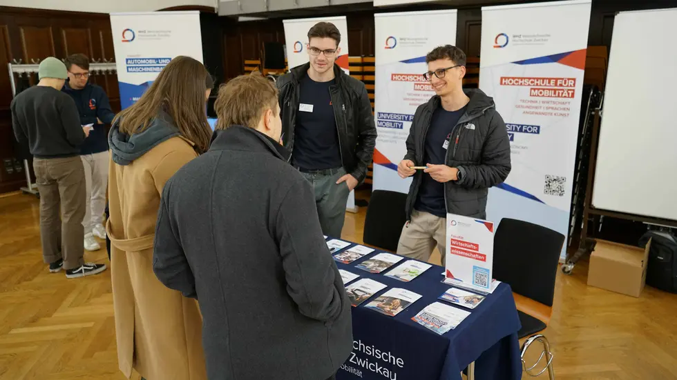Studieninteressierte informieren sich im persönlichen Gespräch über das Studienangebot und ihre Möglichkeiten an der WHZ.