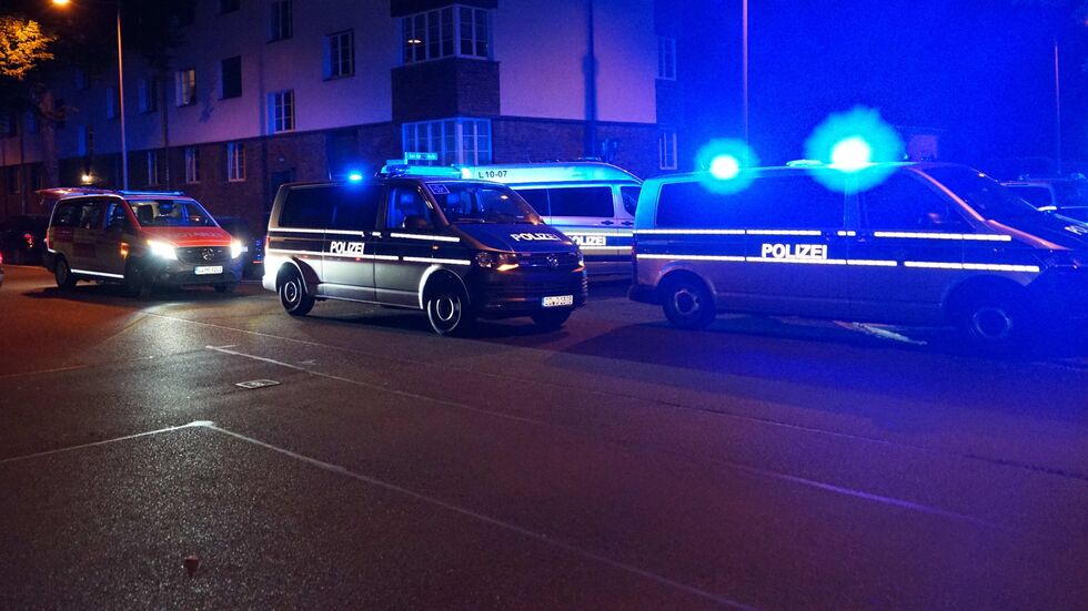 Streifenwagen am Einsatzort auf der Fritz-Hanschmann-Straße im Leipziger Stadtteil Reudnitz-Thonberg.