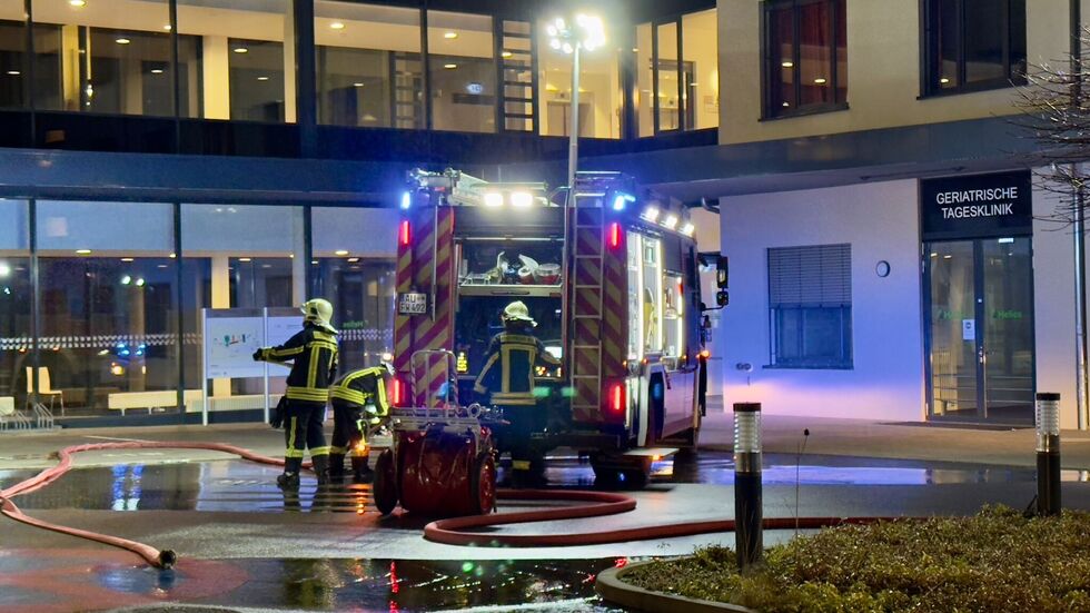 Gegen 22 Uhr rückten die Feuerwehren aus Aue, Bad Schlema, Alberoda und Lößnitz an. Gegen 22 Uhr rückten die Feuerwehren aus Aue, Bad Schlema, Alberoda und Lößnitz an.
