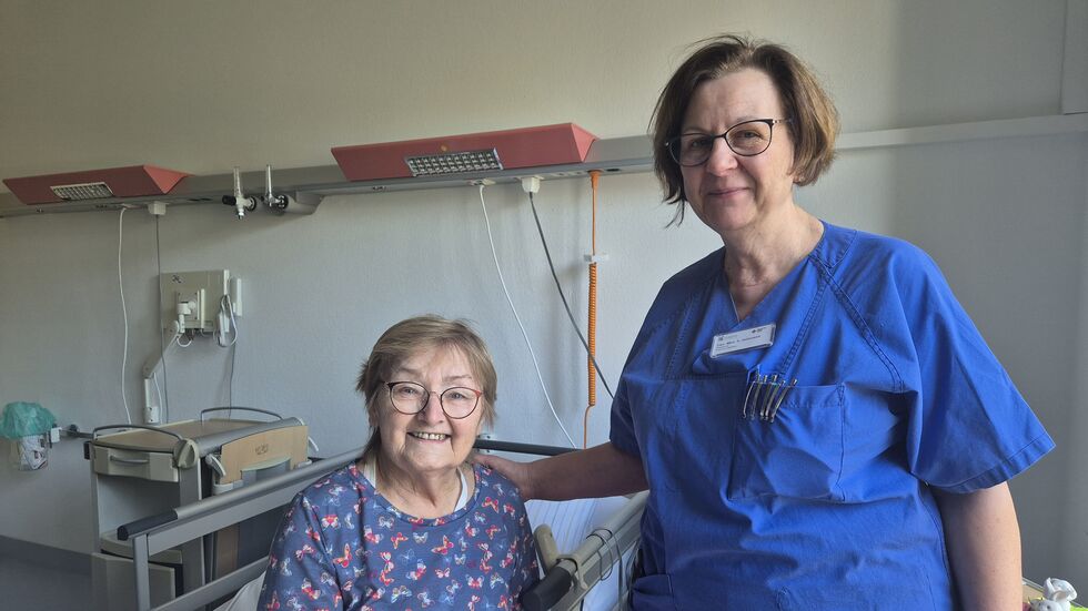 Oberärztin Silvia Hohmann mit einer Patientin, die auf die neue Geriatrie-Station zieht
