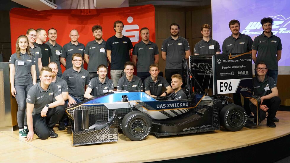 WHZ-Racing-Team beim Rollout im Frühjahr 2024 WHZ-Racing-Team beim Rollout im Frühjahr 2024