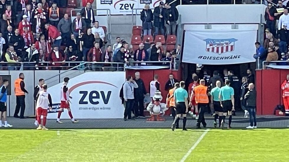 Schiedsrichter Nicolas Winter auf dem Weg in die Kabine - kurz bevor er von dem Zuschauer (im blauen Pullover) mit Bier übergossen wurde. Schiedsrichter Nicolas Winter auf dem Weg in die Kabine - kurz bevor er von dem Zuschauer (im blauen Pullover) mit Bier übergossen wurde.