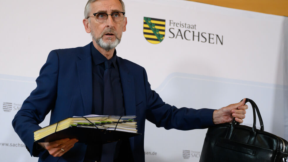 Der CDU-Politiker mit Aktenmappe und Aktentasche in den Händen (Archivbild) 