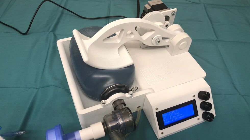Das Notfall-Beatmungsgerät wurde von der Uniklinik Leipzig, dem Fraunhofer IWU und der WHZ entwickelt. © Ronny Grunert Das Notfall-Beatmungsgerät wurde von der Uniklinik Leipzig, dem Fraunhofer IWU und der WHZ entwickelt. © Ronny Grunert